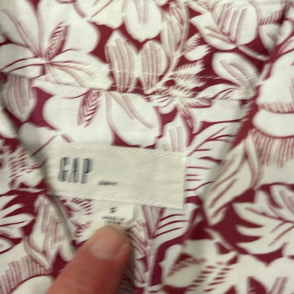 Gap button shirt sleeve
Size small - Picture 2 of 2